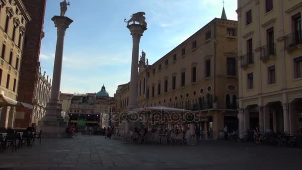 Vicenza, Italië, circa 2016: het grote centrale plein van de stad met de beroemde monument genaamd Basilica Palladiana — Stockvideo