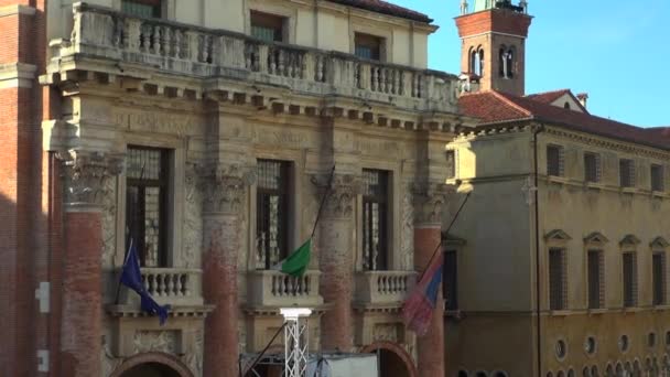 Vicenza, Itália, por volta de 2016: a grande praça principal da cidade com o famoso monumento chamado BASILICA PALLADIANA — Vídeo de Stock