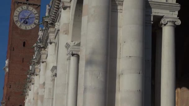 Vicenza, Italia, alrededor de 2016: la gran plaza principal de la ciudad con el famoso monumento llamado BASILICA PALLADIANA — Vídeos de Stock