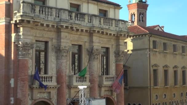 Vicenza, Italië, circa 2016: het grote centrale plein van de stad met de beroemde monument genaamd Basilica Palladiana — Stockvideo