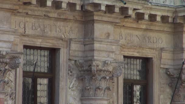 Vicenza, Itália, por volta de 2016: a grande praça principal da cidade com o famoso monumento chamado BASILICA PALLADIANA — Vídeo de Stock