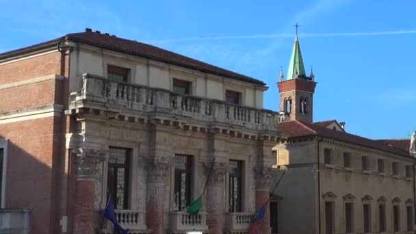 Vicenza, Italia, circa 2016: la grande piazza principale della città con il famoso monumento BASILICA PALLADIANA — Video Stock