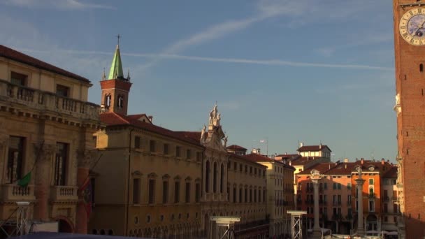 Vicenza, Italia, alrededor de 2016: la gran plaza principal de la ciudad con el famoso monumento llamado BASILICA PALLADIANA — Vídeo de stock