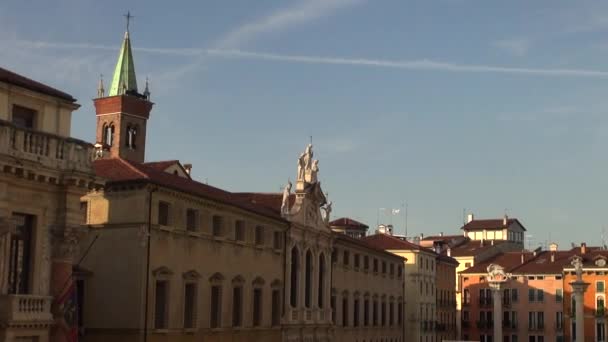 Vicenza, Włochy, circa 2016: duże głównego placu miasta ze słynnym pomnikiem o nazwie Basilica Palladiana — Wideo stockowe