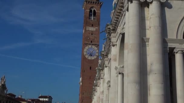 Vicenza, Włochy, circa 2016: duże głównego placu miasta ze słynnym pomnikiem o nazwie Basilica Palladiana — Wideo stockowe