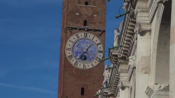 Vicenza, Itália, por volta de 2016: a grande praça principal da cidade com o famoso monumento chamado BASILICA PALLADIANA — Vídeo de Stock