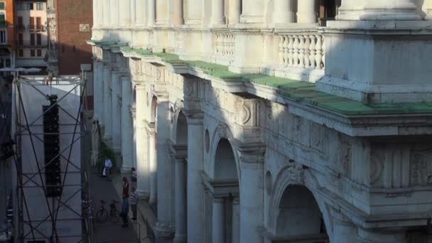 Vicenza, Itália, por volta de 2016: a grande praça principal da cidade com o famoso monumento chamado BASILICA PALLADIANA — Vídeo de Stock