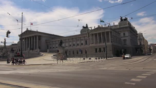 VIENNA, AUSTRIA- circa 2016: Il Parlamento austriaco e la statua di Athena Pallada. Edificio del Parlamento copre vicino 13500 metri quadrati, 50 fps, in tempo reale . — Video Stock