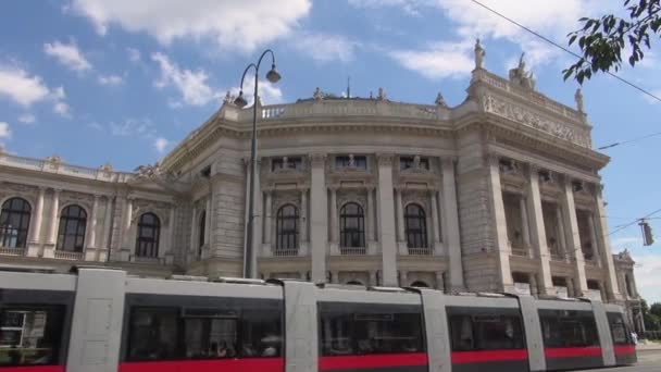 Wiedeń, Austria - 16 maja: ulicy Ringstraße jest jedną z głównych ulic z The Burgtheater i czerwony tramwaj. Wiedeń jest miasto numer jeden na świecie w "Jakości życia" badania setek miast. — Wideo stockowe