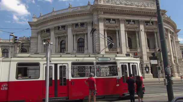 VIENNE, AUTRICHE 16 MAI : La Ringstrasse est l'une des rues principales avec le Burgtheater et le tramway rouge. Vienne est la ville numéro un dans le monde dans l'enquête "Qualité de vie" de centaines de villes . — Video