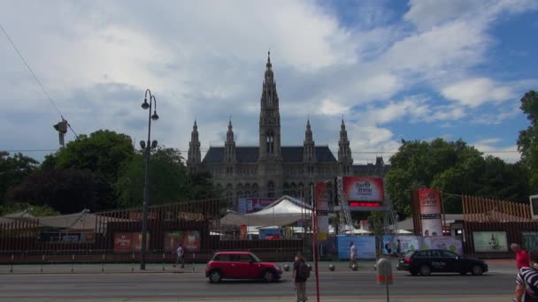 VIENNE - 16 JUILLET : La Ringstrasse est l'une des rues principales avec Rathouse. Vienne avec 1 757 000 habitants est la ville numéro un au monde dans l'enquête "Qualité de la vie" de centaines de villes . — Video