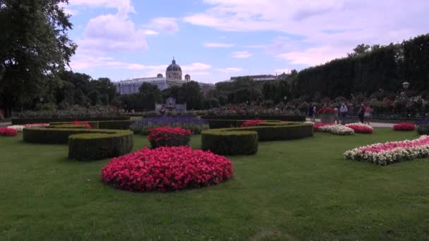 VIENNA, ÁUSTRIA - Julho de 2017: Volksgarten (Jardim do Povo) é um parque público que faz parte do Palácio de Hofburg no distrito de Innere Stadt em Viena e foi aberto ao público em 1823 . — Vídeo de Stock