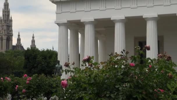 Vídeň - 23. června: záběry Theseus chrám v zahradě Volksgarten (lidová zahrada) na 23 června, 2016 ve Vídni. Zahrada, která je součástí paláce Hofburg, byl stanoven podle Ludwiga Remy v 1818 — Stock video