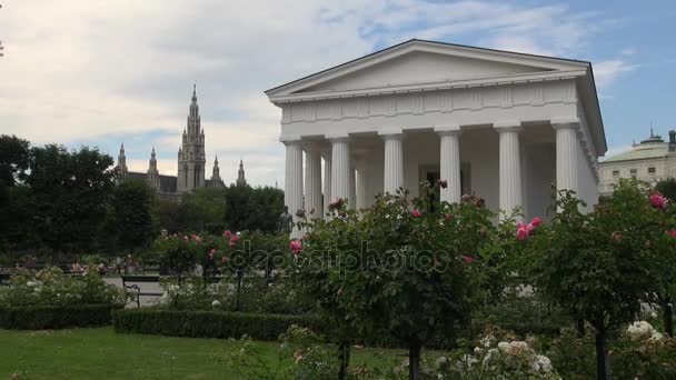 Wien, Österreich - Juli 2017: Der volksgarten ist ein öffentlicher Park, der Teil der Hofburg in der Wiener Innenstadt ist und 1823 der Öffentlichkeit zugänglich gemacht wurde.. — Stockvideo