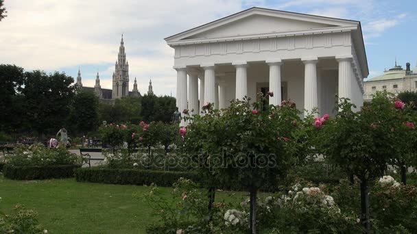Wien, Österrike - juli 2017: Volksgarten (People's Garden) är en offentlig park som är en del av palatset Hofburg i Wien Innere Stadt distriktet och öppnades för allmänheten år 1823. — Stockvideo
