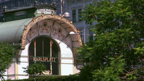 Wina, Austria - 23 Juni: Pemandangan paviliun pintu masuk metro Karlsplatz terlihat pada siang hari, 50 fps, waktu nyata — Stok Video