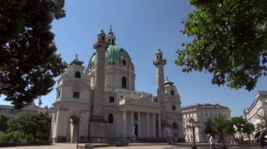 Viyana'da Viyana, Avusturya - Mayıs 23:Charles'ın Kilisesi (Borromeo'nun), Viyana Austria.The en önemli Barok kilisede, hem de kentin en büyük yapılarından biri. Büyütme, 50 kare/sn, gerçek zamanlı
