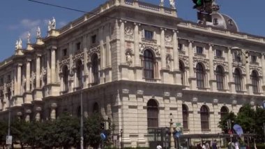 Vienna, Avusturya - 3 Nisan: Ringstrasse (çevre yolu) sokak Merkezi Viyana, Avusturya, arabalar; Viyana bir geniş tren ve otobüs ağı vardır. 50 fps, gerçek zamanlı