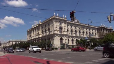 Vienna, Avusturya - 3 Nisan: Ringstrasse (çevre yolu) sokak Merkezi Viyana, Avusturya, arabalar; Viyana bir geniş tren ve otobüs ağı vardır. 50 fps, gerçek zamanlı