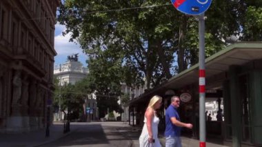 Avusturya Viyana - Oct.10: Dr. Karl Renner yüzük önünde eski moda tramvay ile Avusturya Parlamentosu trafik, kırmızı tramvay Ringstrasse (çevre yolu) Street Viyana Merkezi