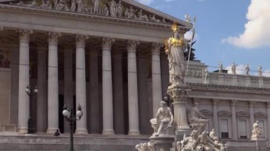 Avusturya Viyana - Oct.10: Trafik arabalar Ringstrasse (çevre yolu) Viyana Merkezi'nde ana cadde, Avusturya Parlamentosu önünde