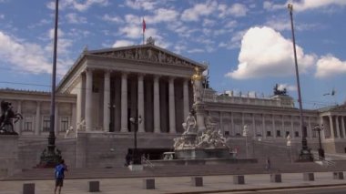 Avusturya Viyana - Oct.10: Trafik arabalar Ringstrasse (çevre yolu) Viyana Merkezi'nde ana cadde, Avusturya Parlamentosu önünde