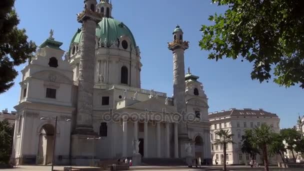 Wiedeń, Austria - maja 23:Charles Kościoła (Karlskirche) w Wiedniu, Austria.The najwybitniejszym barokowy kościół w Wiedniu, a także jednym z największych budynków miasta. Zoom, 50 kl/s, połączenie w trybie czasu rzeczywistego — Wideo stockowe