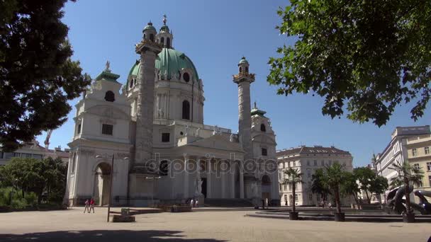 Vídeň, Rakousko - Květen 23:Charles kostel (Karlskirche) ve Vídni, Austria.The nejvýznamnější barokní kostel ve Vídni, jakož i jeden z největších městských budov. Zoom, 50 fps, reálném čase — Stock video