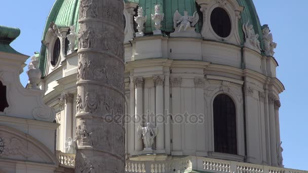 Vídeň, Rakousko - Květen 23:Charles kostel (Karlskirche) ve Vídni, Austria.The nejvýznamnější barokní kostel ve Vídni, jakož i jeden z největších městských budov. Zoom, 50 fps, reálném čase — Stock video
