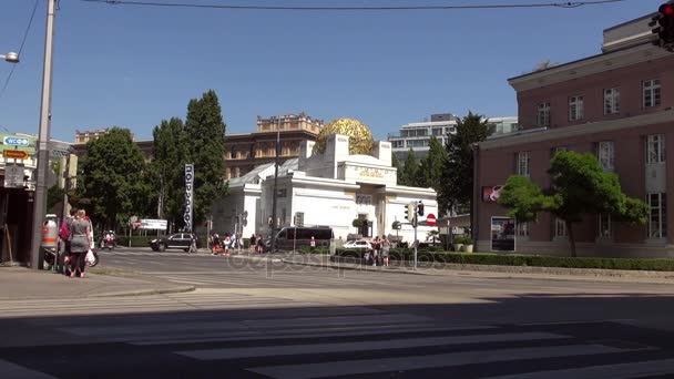 Viyana, Avusturya - 23 Mayıs: da Secession Binası (Wiener Secessionsgebaude) - sergi salonu olarak Viyana Secession için mimari manifesto Joseph Maria Olbrich tarafından 1897 yılında inşa edilmiş. Viyana, Avusturya. Büyütme, 50 kare/sn, gerçek zamanlı — Stok video