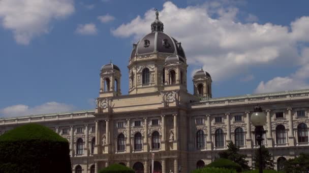 Wiedeń, Austria - 06 sierpnia 2016: Wybudowany w 1891 roku Muzeum historii sztuki (Muzeum z sztuka historia lub Muzeum Sztuk Pięknych) Muzeum Sztuki w Wiedniu i został otwarty przez cesarza Franciszka Józefa. — Wideo stockowe