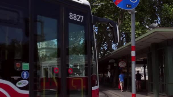 Avusturya Viyana - Oct.10: Dr. Karl Renner yüzük önünde eski moda tramvay ile Avusturya Parlamentosu trafik, kırmızı tramvay Ringstrasse (çevre yolu) Street Viyana Merkezi — Stok video