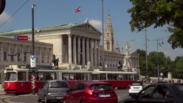 Austria, Wiedeń - Oct.10: Ruch na dr Karl Renner Ring z przodu Parlamentu austriackiego Old fashioned tramwajem, czerwony tramwaj przy ulicy Ringstraße (obwodnica) w Wiedniu — Wideo stockowe