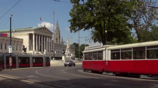 Austria, Wiedeń - Oct.10: Ruch na dr Karl Renner Ring z przodu Parlamentu austriackiego Old fashioned tramwajem, czerwony tramwaj przy ulicy Ringstraße (obwodnica) w Wiedniu — Wideo stockowe