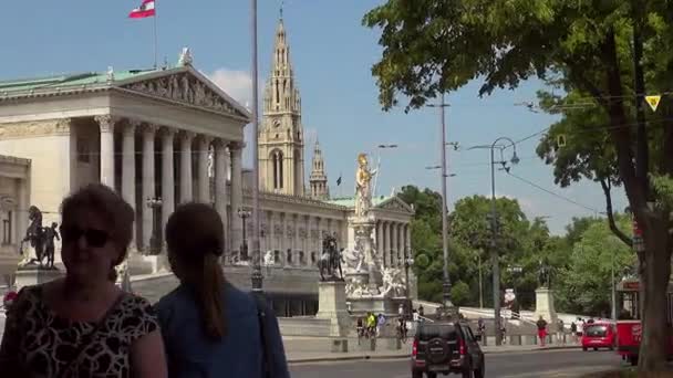 AUSTRIA, VIENA - OCT.10: Tráfico en el Anillo Dr. Karl Renner frente al Parlamento austriaco con tranvía anticuado, tranvía rojo en la calle Ringstrasse (Ring Road) en el centro de Viena — Vídeo de stock