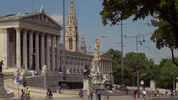 Rakousko, Vídeň - Oct.10: Provoz na Dr. Karl Renner Ring vpředu rakouského parlamentu staré staromódní tramvají, červenou tramvají na ulici Ringstrasse (Ring Road) v centru Vídně — Stock video