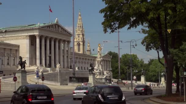 AUSTRIA, VIENA - OCT.10: Tráfico en el Anillo Dr. Karl Renner frente al Parlamento austriaco con tranvía anticuado, tranvía rojo en la calle Ringstrasse (Ring Road) en el centro de Viena — Vídeos de Stock