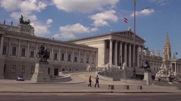 Österrike, Wien - Oct.10: Trafik bilar framför det österrikiska parlamentet på Ringstrasse (ringvägen) huvudgatan på Wiens centrum — Stockvideo