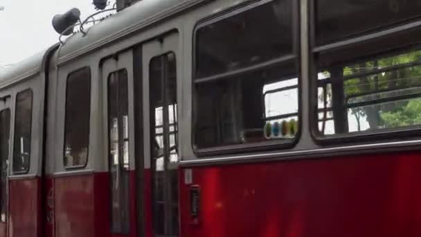 АУСТРИЯ, ВЕНА - ОКТ.10: Трафик на доктора Карла Реннера перед австрийским парламентом со старомодным трамваем, Красный трамвай на улице Фастстрад в центре Вены — стоковое видео