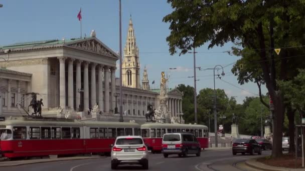 Αυστρία, Βιέννη - Oct.10: Κίνηση στο Δρ Karl Renner δαχτυλίδι στο μέτωπο του το αυστριακό Κοινοβούλιο με το παλιό ντεμοντέ τραμ, κόκκινο τραμ στην οδό Ringstrasse (Ring Road) στο κέντρο της Βιέννης — Αρχείο Βίντεο