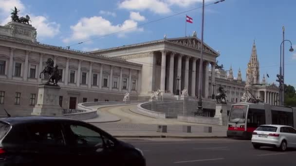 Austria, Wiedeń - Oct.10: Ruchu samochody przed Parlament Austrii przy Ringstrasse (obwodnicy) przy głównej ulicy w centrum Wiednia — Wideo stockowe