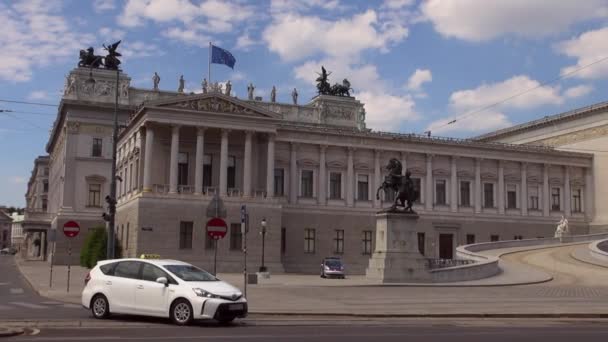 Avusturya Viyana - Oct.10: Trafik arabalar Ringstrasse (çevre yolu) Viyana Merkezi'nde ana cadde, Avusturya Parlamentosu önünde — Stok video