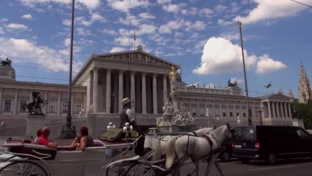 Österrike, Wien - Oct.10: Trafik bilar framför det österrikiska parlamentet på Ringstrasse (ringvägen) huvudgatan på Wiens centrum — Stockvideo