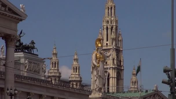 AUSTRIA, VIENNA - OCT.10: Mobil lalu lintas di depan Parlemen Austria di Ringstrasse (Jalan Lingkar), jalan utama di pusat kota Wina — Stok Video