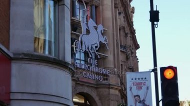 Londra, İngiltere. 21 Aralık. Charing Cross Road ve Cranbourn Street, tam ters Leicester Meydanı. İnsanlar sokakta sunset.ultra yürüyeyim hd 4k