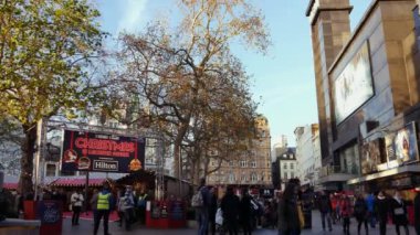 Londra, İngiltere - 21 Aralık: Chrismas Market and Shopping Street in Leicester Square Theatreland in London People Walk Visit (Ultra High Definition, Ultra Hd, Uhd, 4k, gerçek zamanlı )