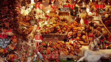 Londra, İngiltere - 21 Aralık: Chrismas Market and Shopping Street in Leicester Square Theatreland in London People Walk Visit (Ultra High Definition, Ultra Hd, Uhd, 4k, gerçek zamanlı )