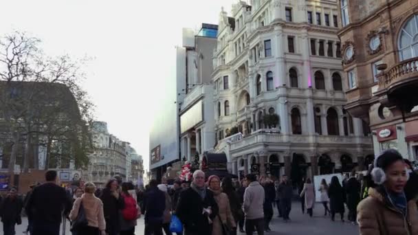LONDRES, Reino Unido. 21 de Dezembro. A junção da Charing Cross Road com a Cranbourn Street, em frente à Leicester Square. As pessoas descem a rua ao pôr do sol.ultra hd 4k — Vídeo de Stock
