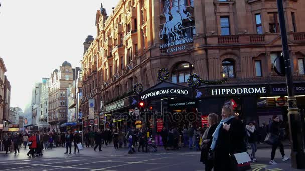 LONDRA, Regno Unito. 21 dicembre,. L'incrocio tra Charing Cross Road e Cranbourn Street, proprio di fronte a Leicester Square. La gente cammina lungo la strada in sunset.ultra hd 4k — Video Stock