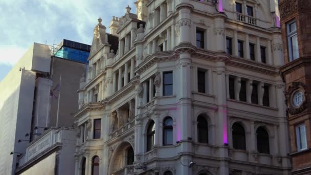 LONDRES, Royaume-Uni. 21 décembre,. La jonction de Charing Cross Road et Cranbourn Street, juste en face de Leicester Square. Les gens marchent dans la rue au coucher du soleil.ultra hd 4k — Video